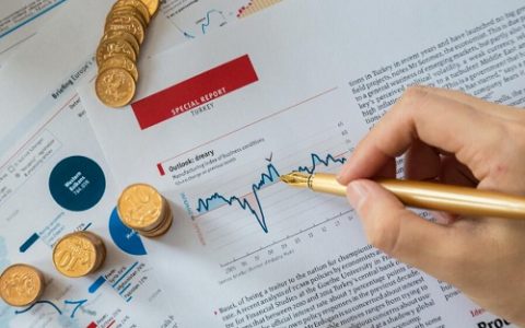 恒指高开2.6